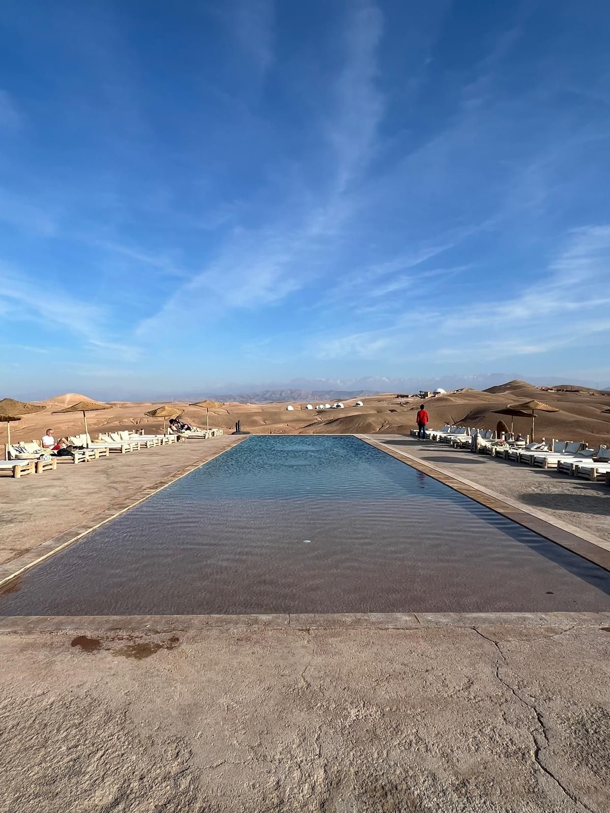 Piscine à débordement du camp Al Kamar face au désert d'Agafay