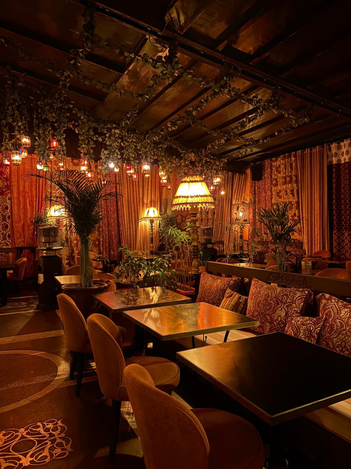 Salle du restaurant Comptoir Darna à Marrakech, décor oriental