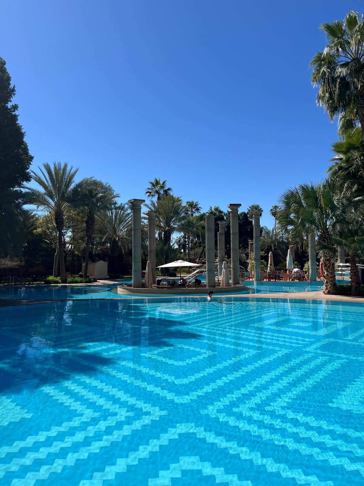 Grande piscine aux colonnes de l'Es Saadi à Marrakech