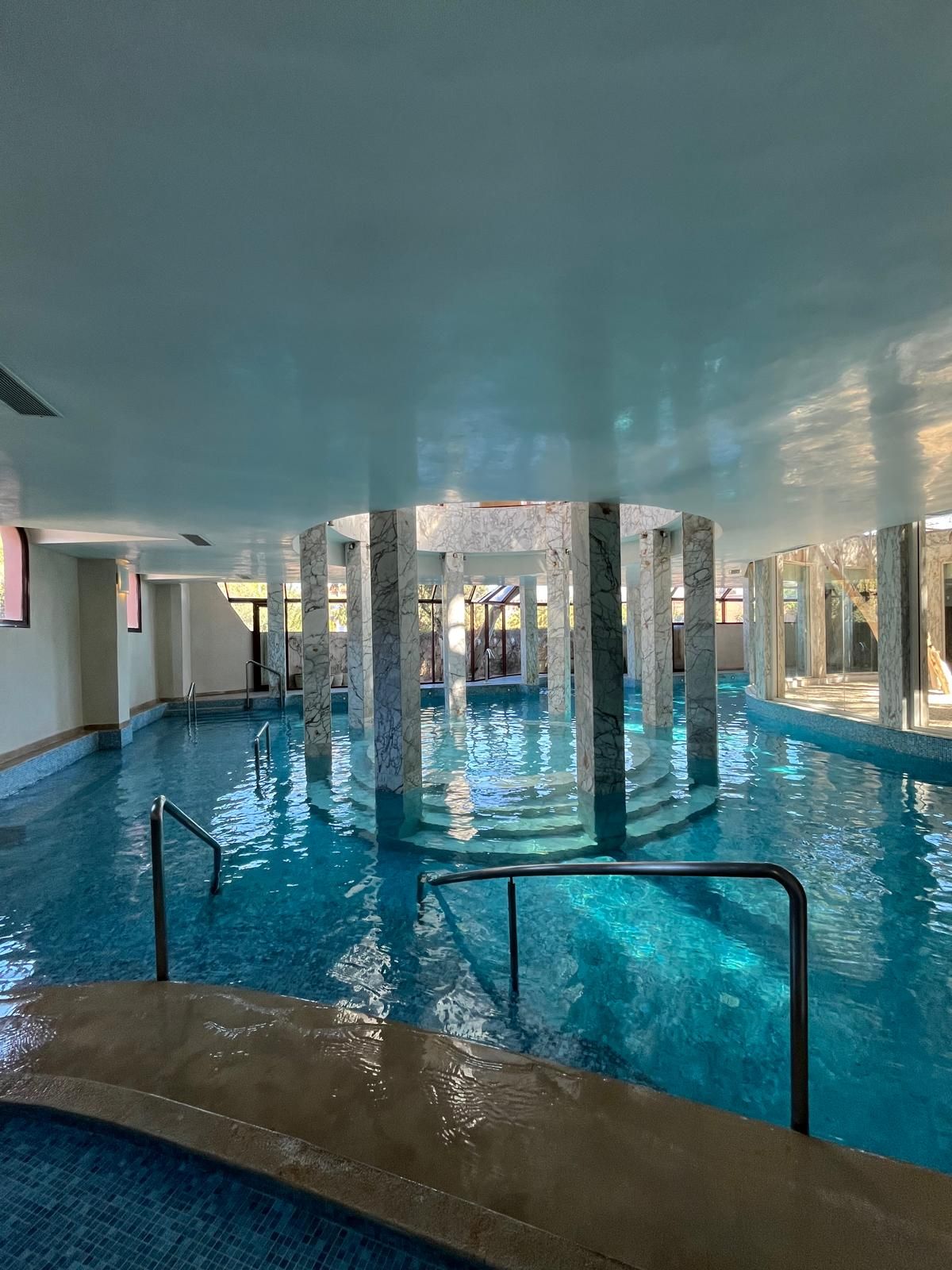 Piscine intérieure du spa de l'Es Saadi, colonnes de marbre