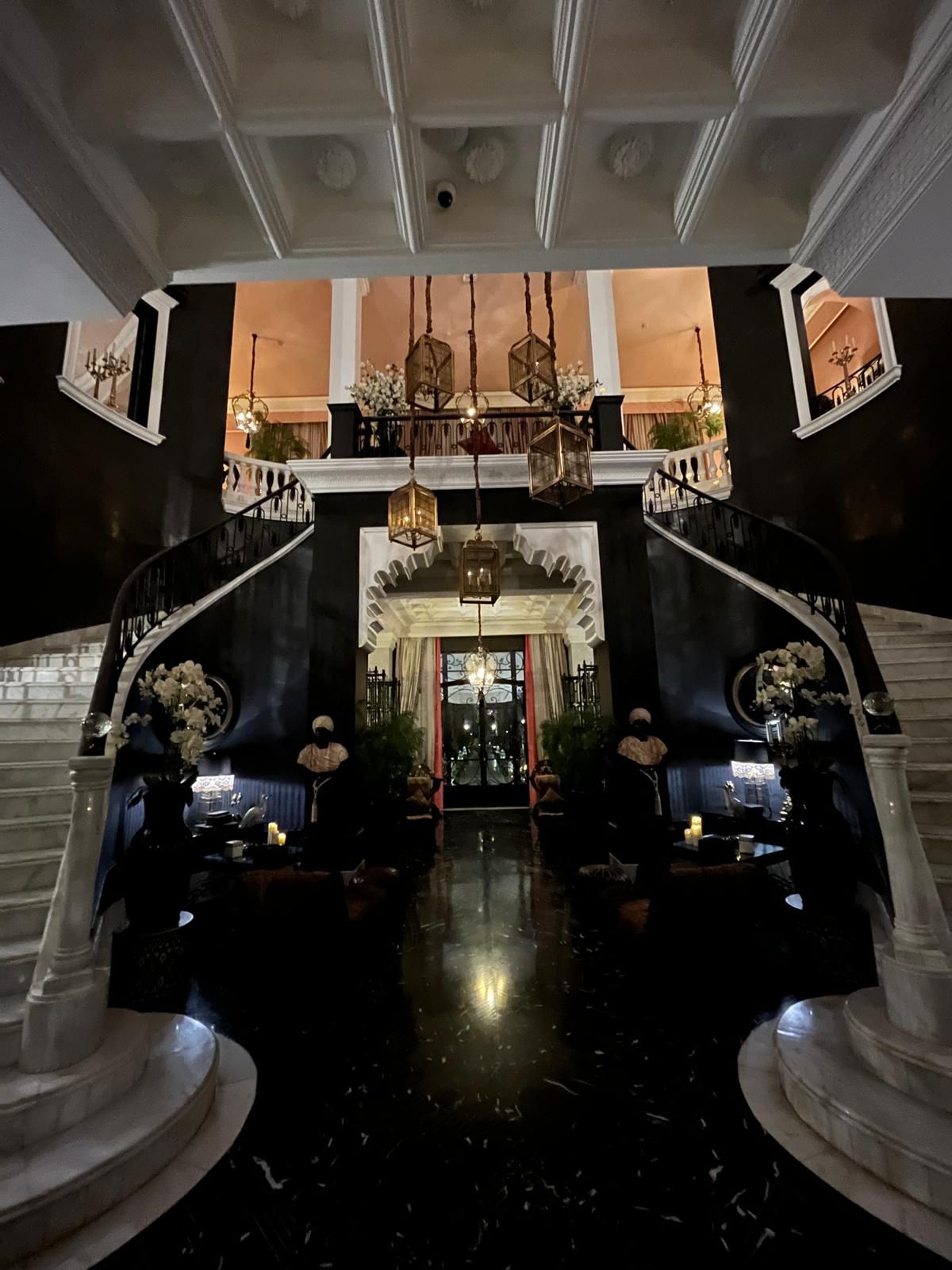 Palais Ronsard à Marrakech, ambiance élégante en soirée près du bassin