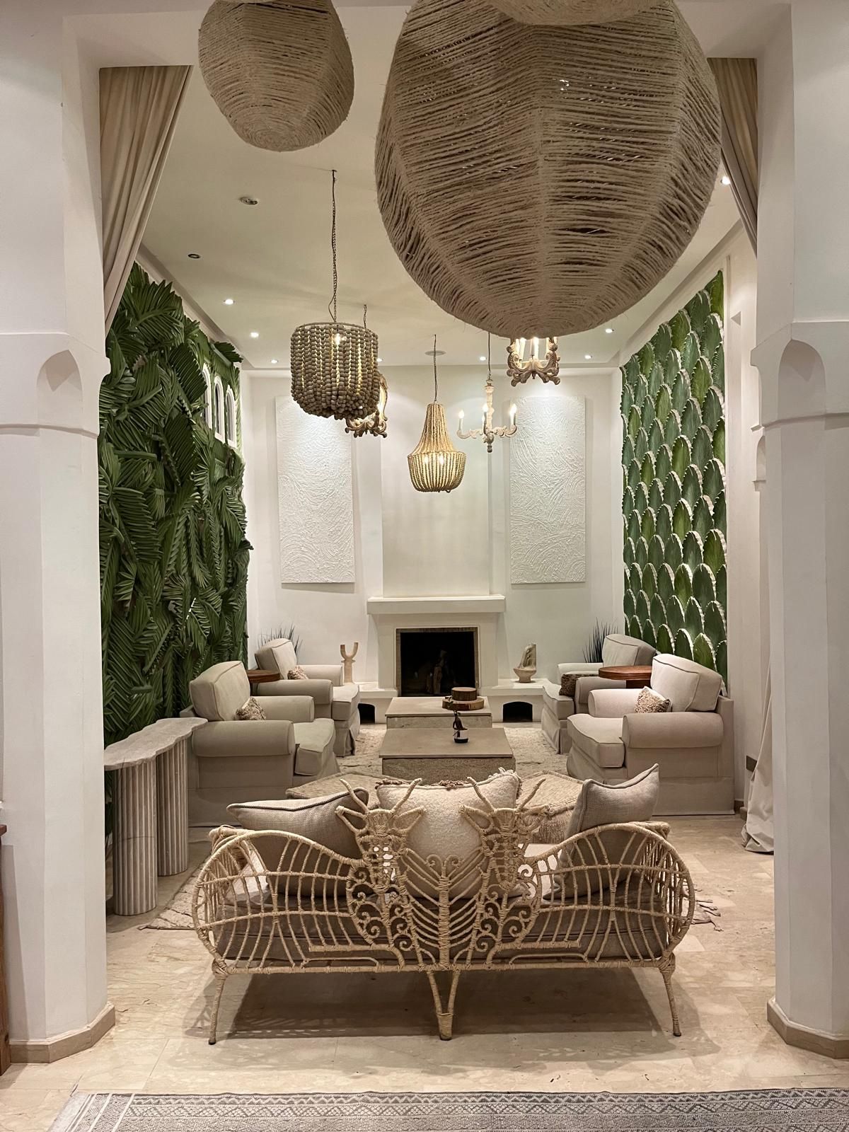 Salon du boutique-hôtel Les Palmiers à Marrakech, décor blanc et végétal