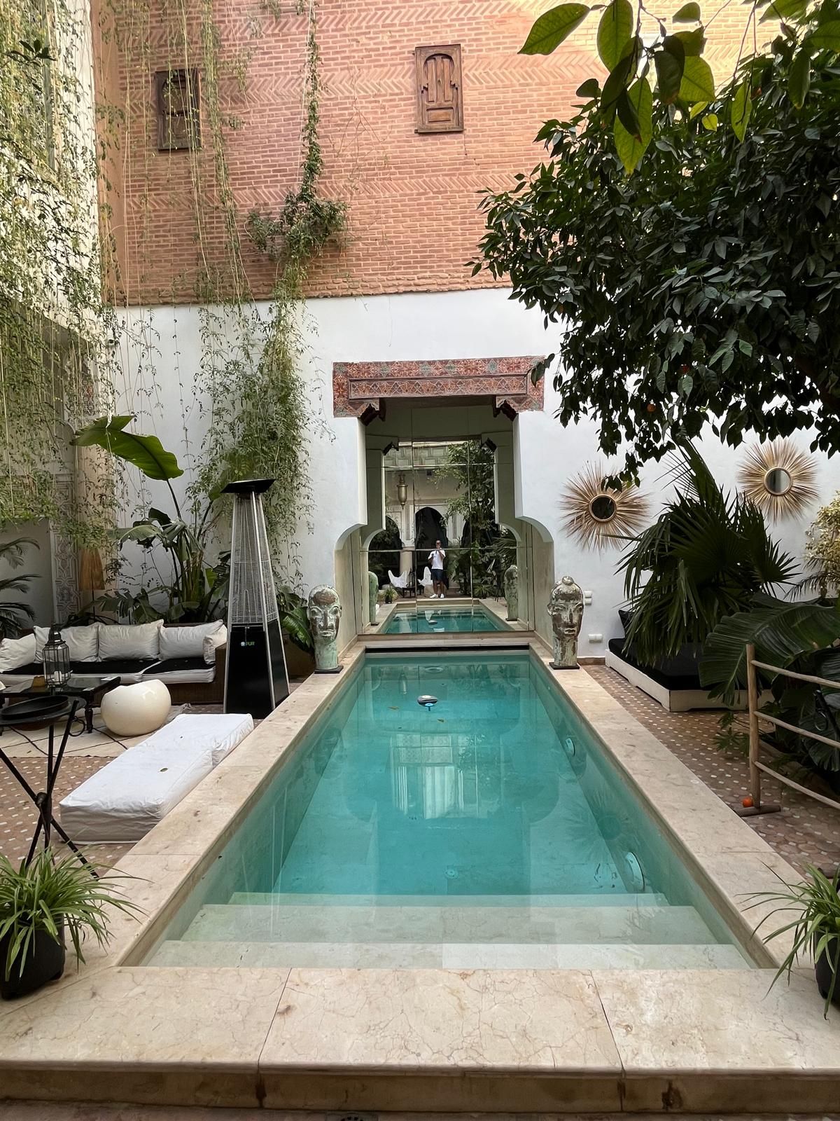 Patio d'un riad de la Médina de Marrakech, verdure et bassin