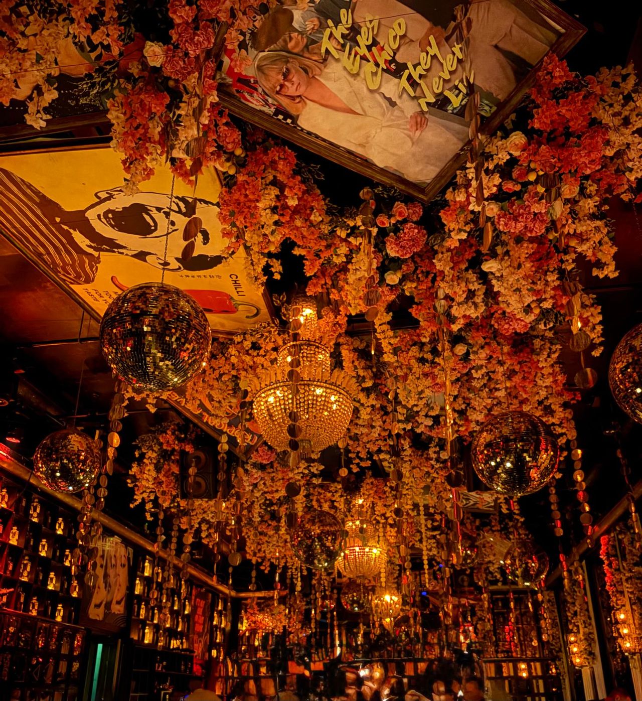 Le club Teatro à Marrakech, décor festif fleuri et boules à facettes