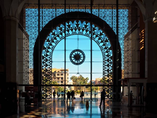 Intérieur de la gare de Marrakech, grande verrière ajourée en moucharabieh